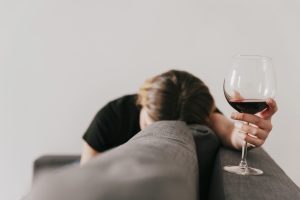 slapende vrouw met wijnglas