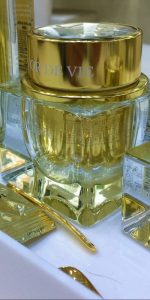 luxueus uitziende cosmetica potjes van glas met gouden deksel