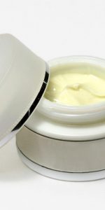 simpel, wit potje crème voor de huid