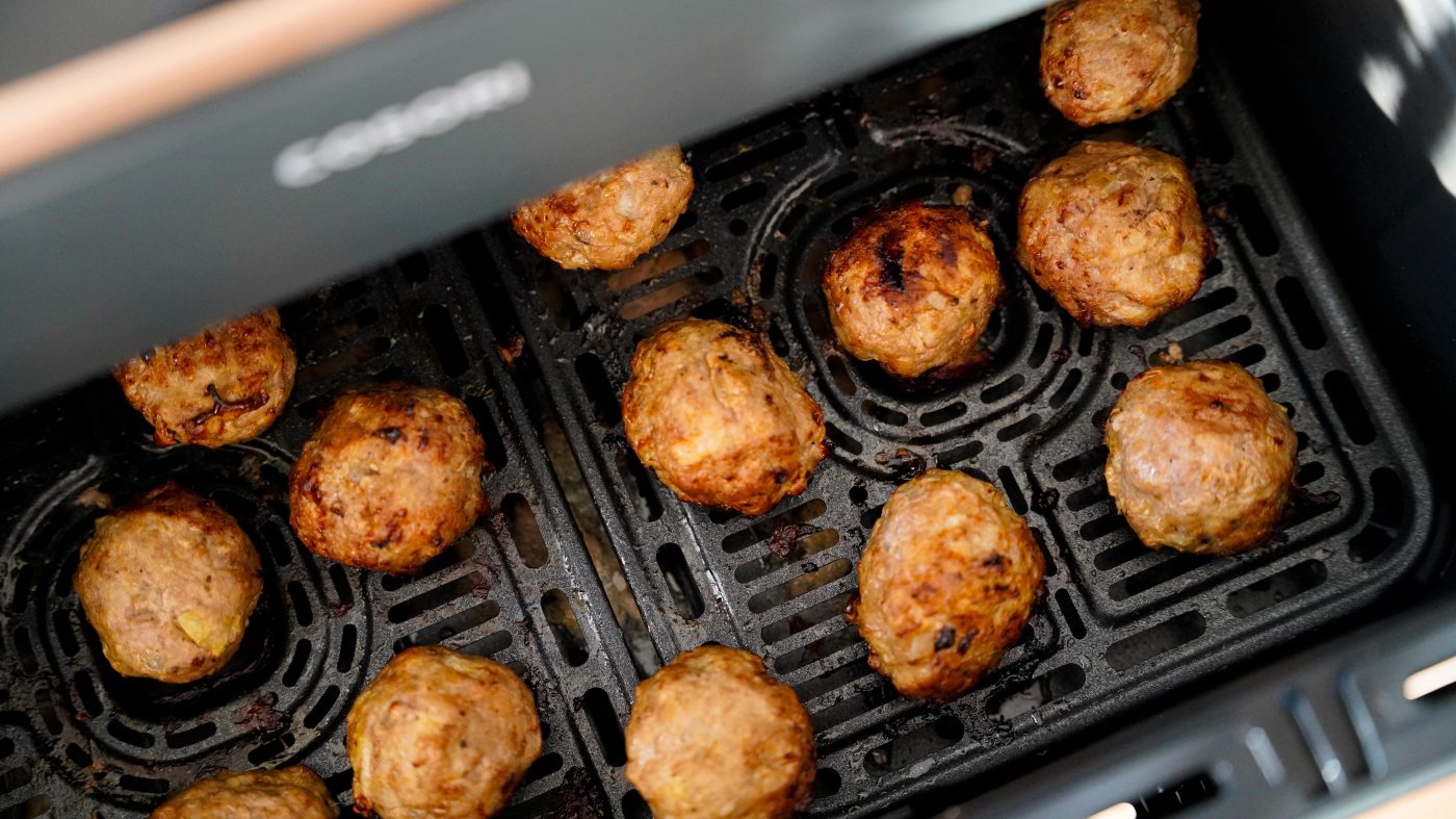 Köttbullar med rostad tomatsås och mozzarella airfryer recept, laget i Cosori Dual Blaze TwinFry kurv