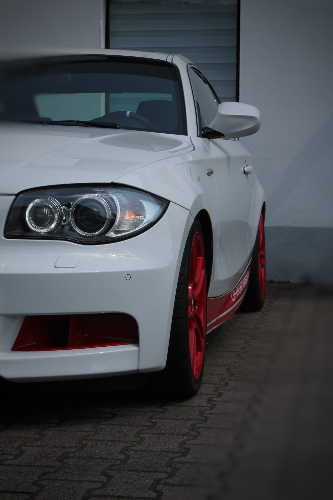 BMW 135i
Leistungssteigerung Stage 5 von 306PS/400NM auf 570PS/800NM, Tieferlegung, geänderte Abgasanlage, Akzente durch Folie und Lack