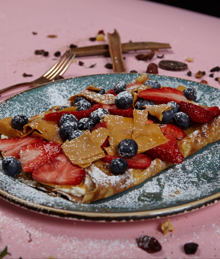 Tradisjonell norsk crêpe med brunost, friske blåbær og jordbær servert på Creperie de Mari i Grunerløkka