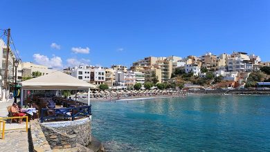 Stranden Kitroplatia i feriebyen Agios Nikolaos på Kreta