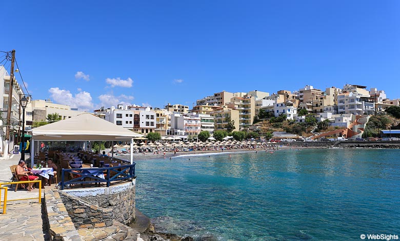 Stranden Kitroplatia i feriebyen Agios Nikolaos på Kreta