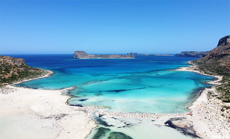 Balos är en spektakulär naturstrand med turkosblått vatten, vita sandbankar och klippor