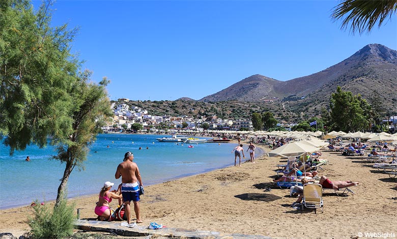 Den flotte sandstrand i Elounda på Kreta