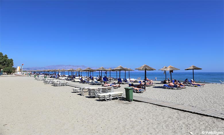 The beach in Gerani is spacious and has many facilities
