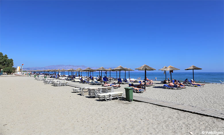 Stranden i Gerani är rymlig och har många faciliteter