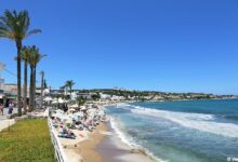 En vacker strand i semesterorten Hersonissos på Kreta