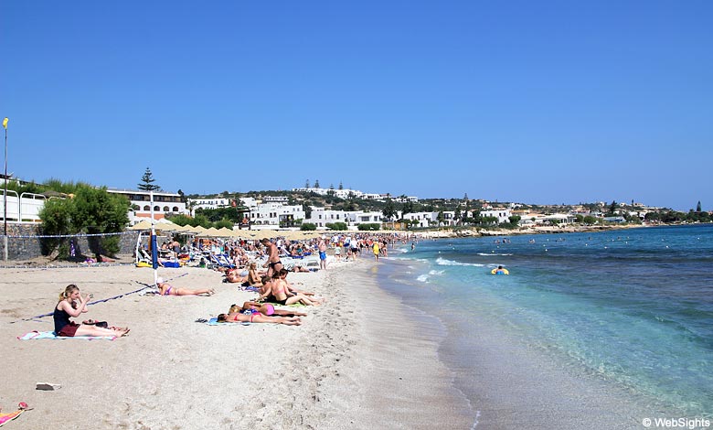 Den største stranden i feriestedet Hersonissos på Kreta