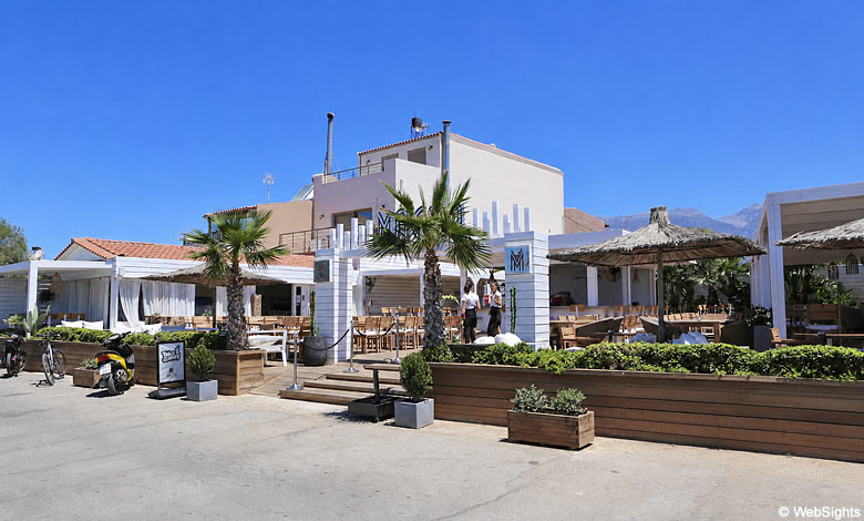 Kokkinos Pirgos har flere restaunter og tavernaer tæt på stranden