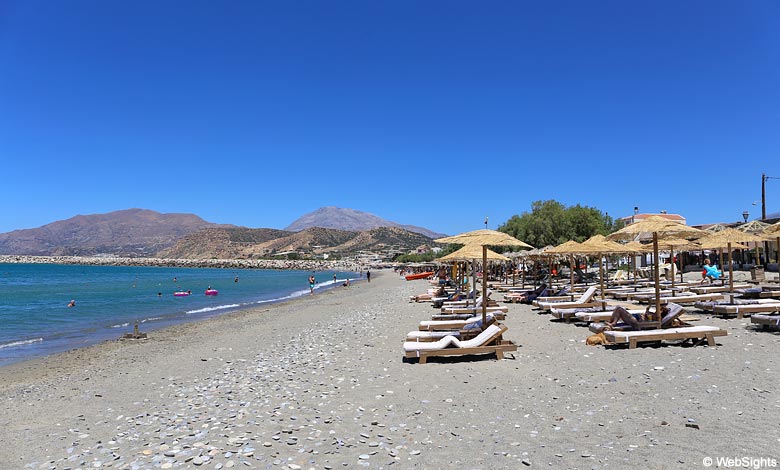 Den lille by Kokkinos Pirgos har en dejlig strand