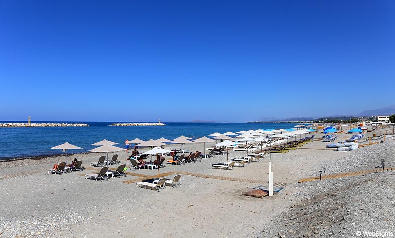 Der Strand von Kolymvari mit Liegestühlen und Sonnenschirmen