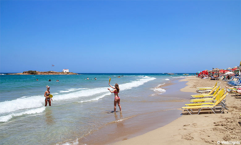 Ungdomar på stranden i Malia på Kreta