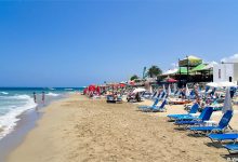 En flott strand i feriestedet Malia på Kreta