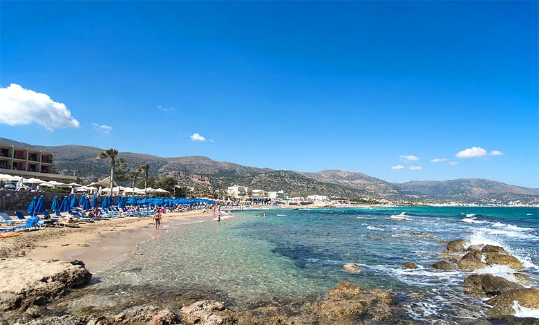 Stränderna i Malia omges av vacker, bergig natur