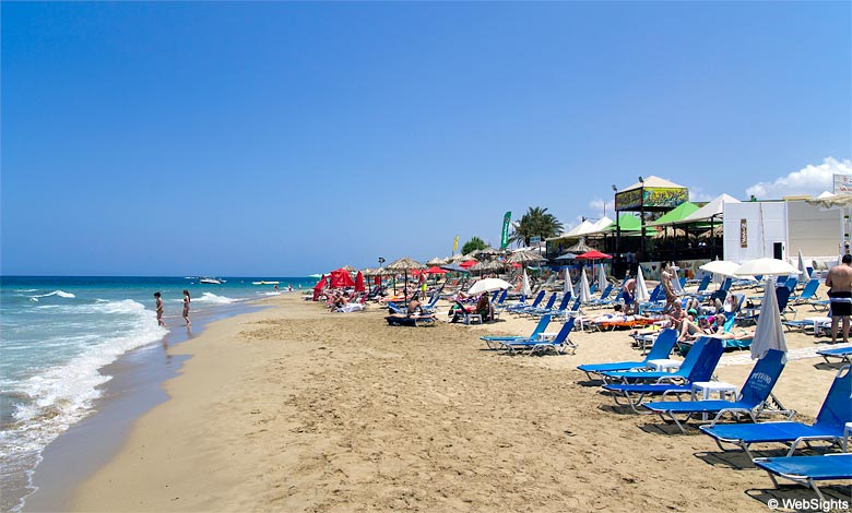 En härlig strand i semesterorten Malia på Kreta