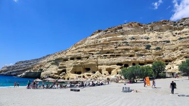 Matala-stranden och de populära klipporna med grottor