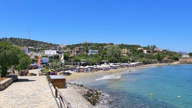Stranden Paralia Ammoudara ligger söder om Agios Nikolaos på Kreta