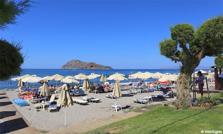 Platanias strand med utsikt över ön Agioi Theodoroi