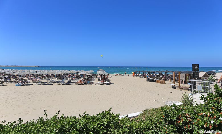 Rethymnon har en härlig sandstrand och en livlig strandpromenad