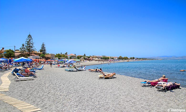Platanias hat einen Sandstrand mit Kieselsteinen an mehreren Stellen