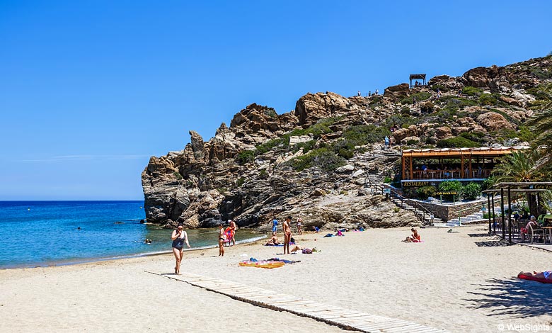 På Vai-stranden ligger restaurangen Palm Beach Vai Restaurant