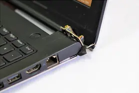 kapotte laptop behuizing