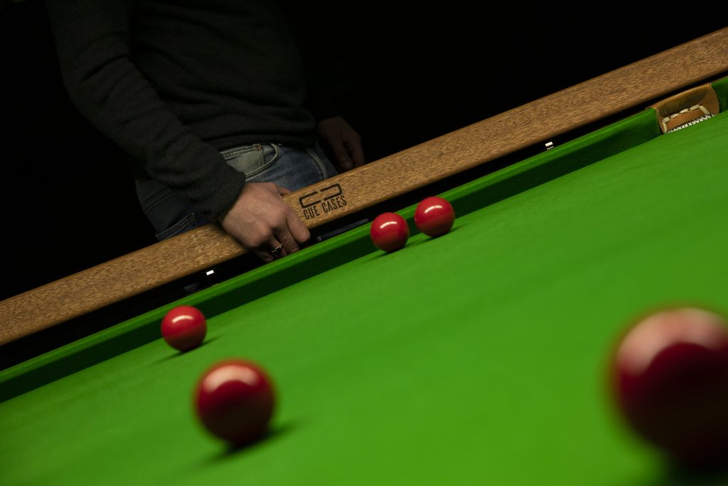 What’s the Difference Between Pool and Snooker Cues?