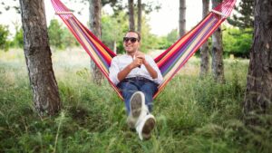 mann-haengematte-hangmat-wald-forest-entspallen-relax-gluecklich-cultureandcream-blogpost