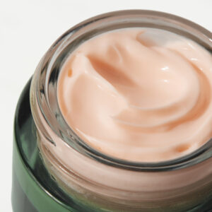augencreme-tiegel-offen-creme-apricotfarben-sahnig-textur-cultureandcream-blogpost