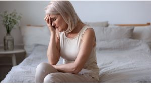 frau-schlafzimmer-verzweifelt-confused-menopause-cultureandcream-blogpost