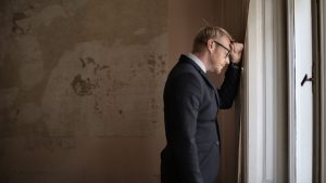 mann-nachdenklich-man-thinking-beziehungsprobleme-menopause-partnership-change-cultureandcream-blogpost