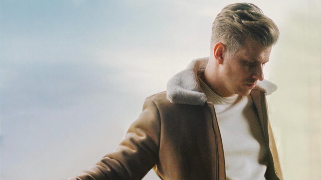 Thorsteinn Einarsson Delivers Powerhouse Pop On Anthemic New Track ‘Heat of the Moment’