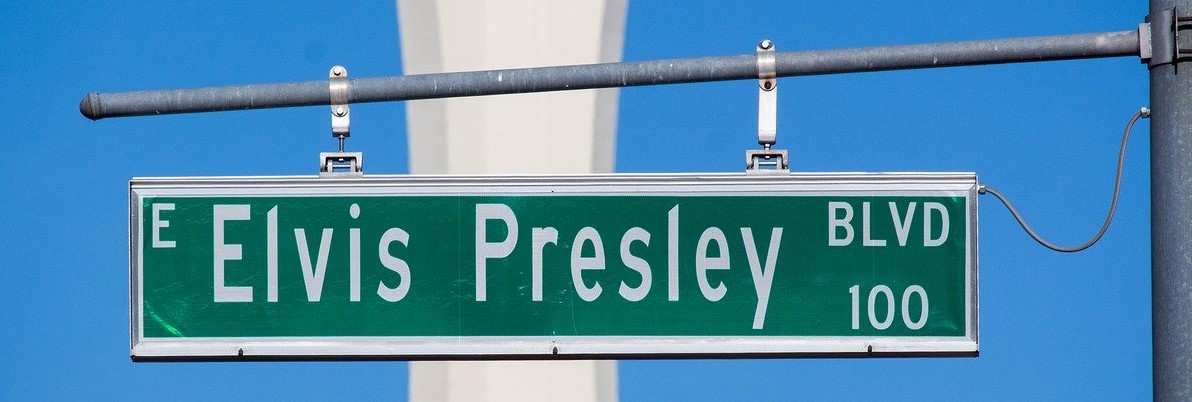 Billede af Greg Reese fra Pixabay. Vejen leder til Elvis´s mansion, hvor  kan se TCB. TCB var Elvis Presley's motto.