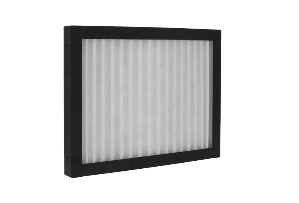 Skifte ventilationsfilter i ventilationsanlæg med synligt beskidt filter klar til udskiftning
