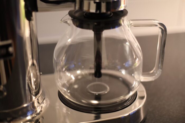 Glaskannan till Aarke Coffee Maker med lock, sedd från sidan