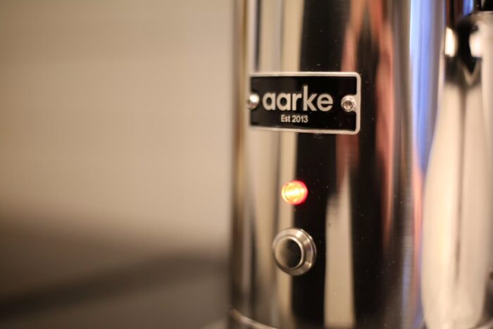 Närbild av den enda kontrollknappen på Aarke Coffee Maker