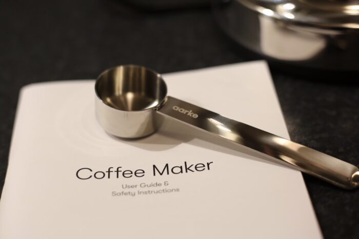 Medföljande mätsked till Aarke Coffee Maker med malt kaffe