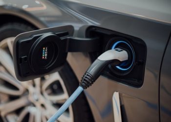 Ny teknik värmer både upp elbilen och ger den längre räckvidd