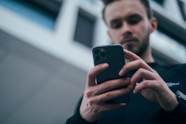 man med mobiltelefon