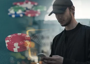 Spelare som spelar med sin mobiltelefon