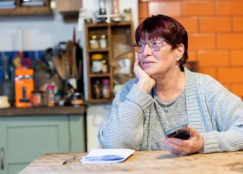 gammal kvinna med telefon