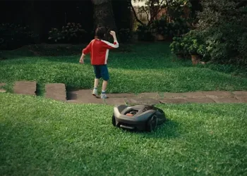 Husqvarnas robotgräsklippare firar fotbollsmål