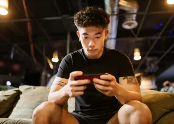 Man som spelar på sin telefon