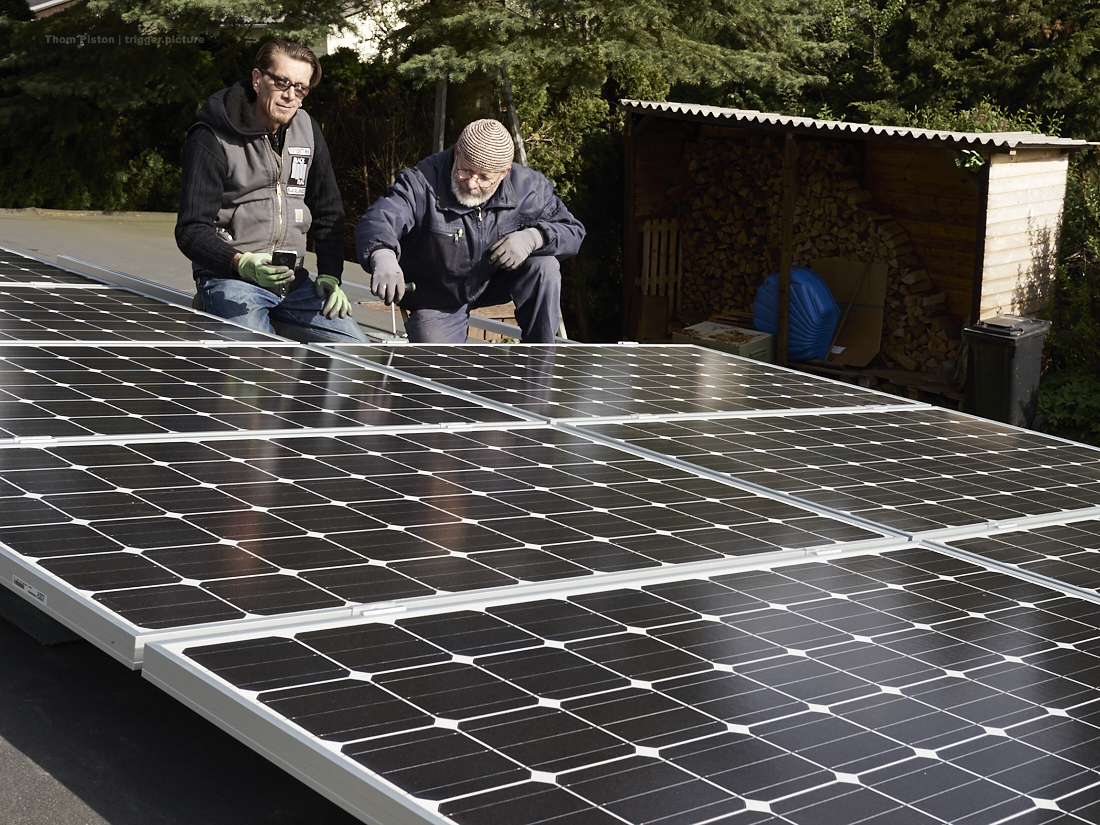 mit hilfe von bernahrd das photovoltaic auf dem dach des dakota homes aufgebracht