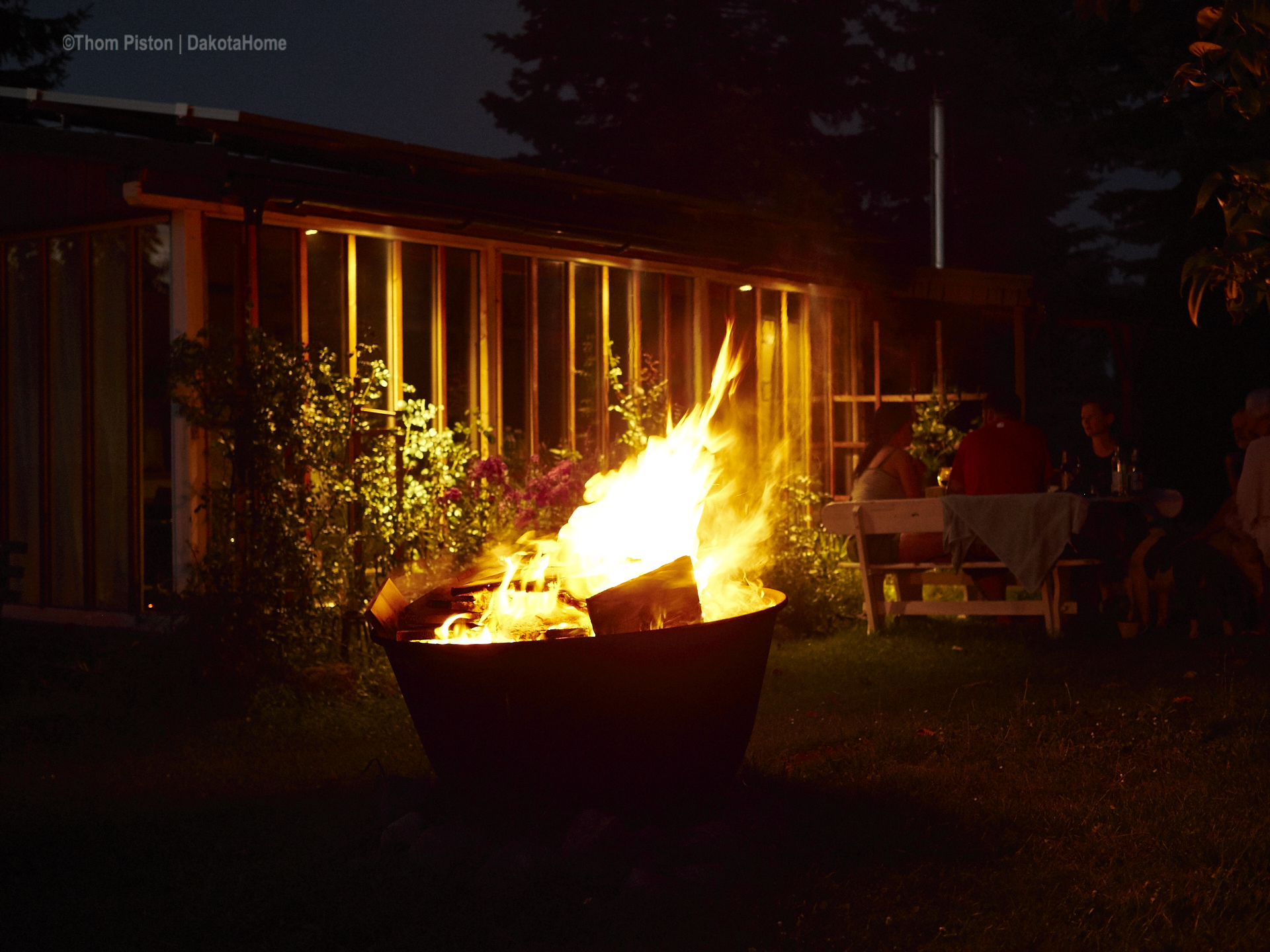 Freunde, Lagerfeuer..ne Kiste Wein der tollste Hund der Welt...mehr geht nicht!