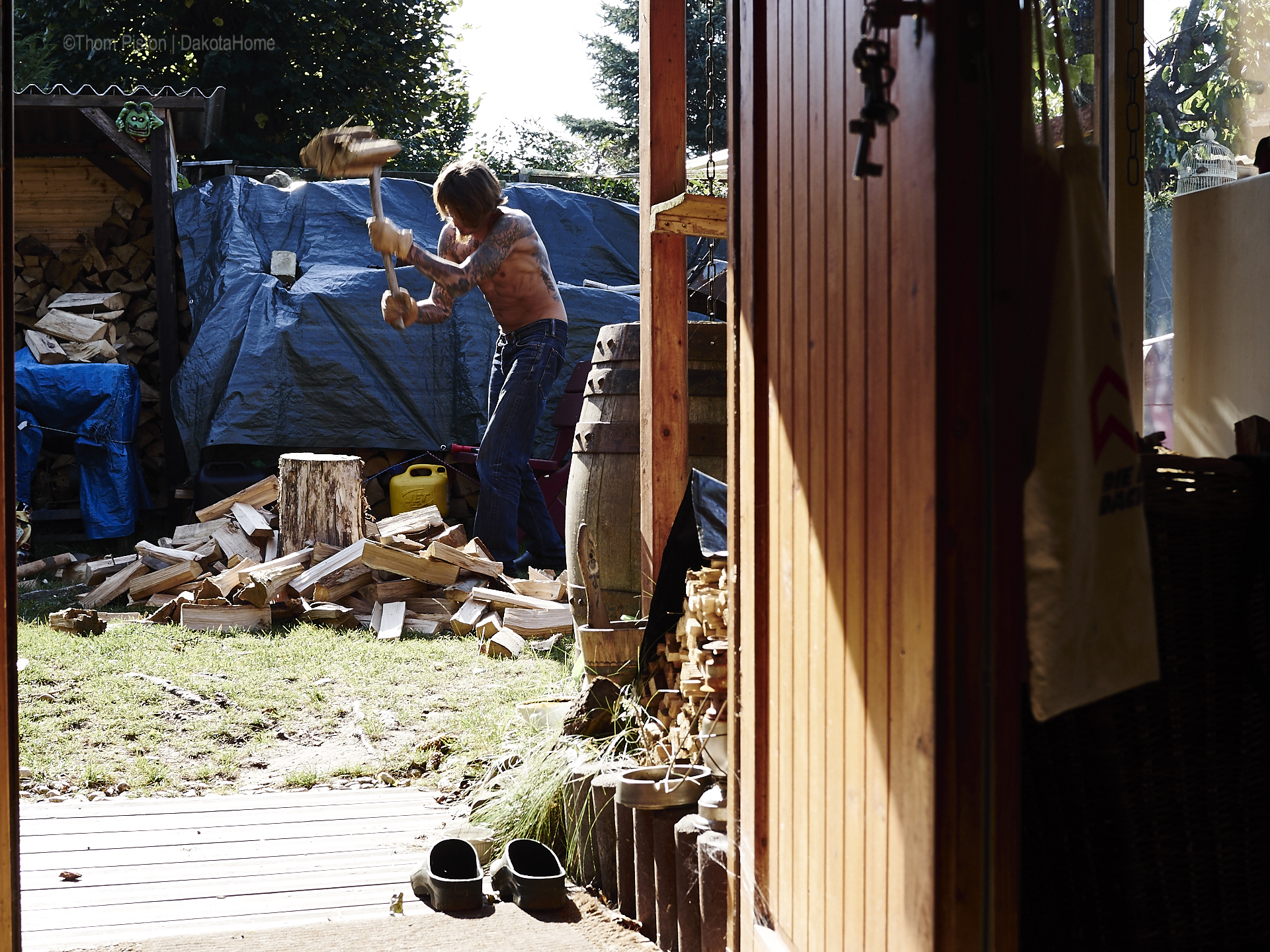 Holzhacken-sonne-brandenburg-nackt-fkk