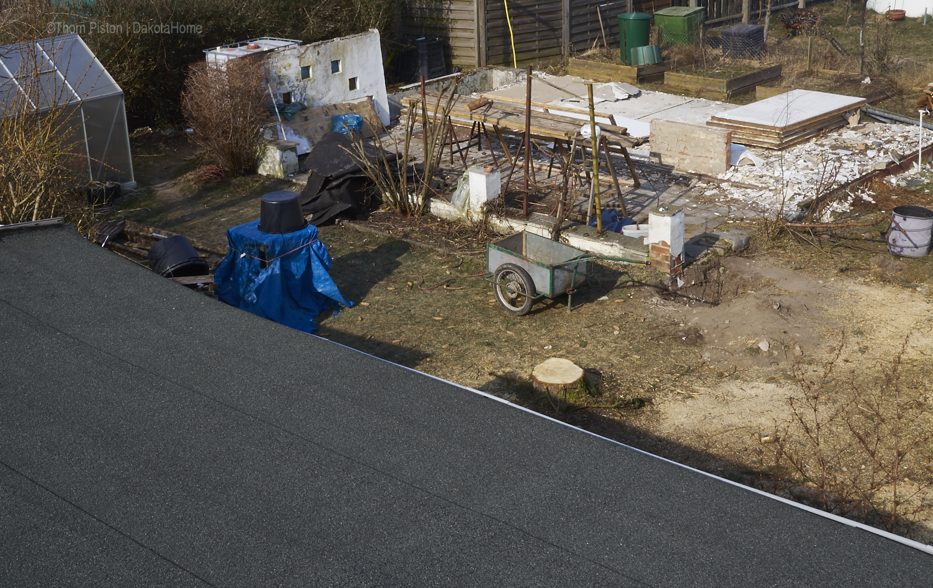 Sonne, eisige Kälte und der Abriss des Bungalows geht weiter…