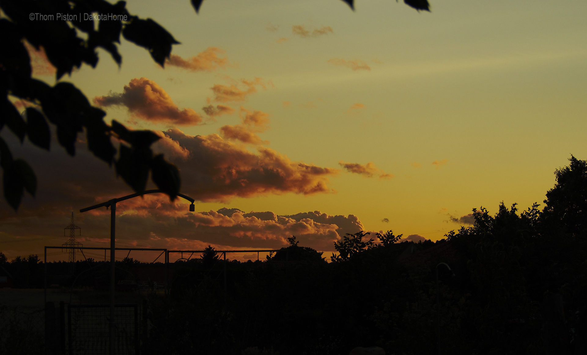 Feuertonne und Sonnenuntergang Dakota Home